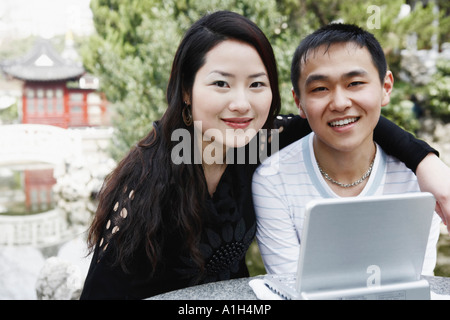 Ritratto di una giovane coppia sorridente Foto Stock