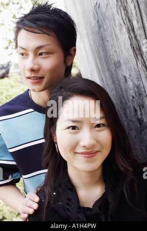 Ritratto di una giovane donna e un giovane uomo sorridente Foto Stock