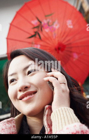 Close-up di una giovane donna che utilizza un telefono mobile Foto Stock