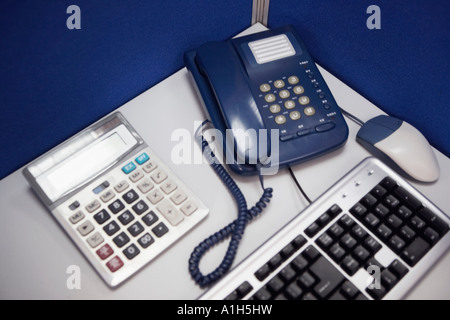 Elevato angolo di visione di un telefono con una calcolatrice su una scrivania Foto Stock