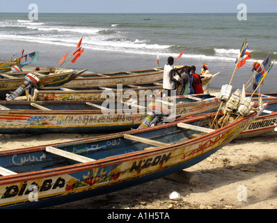 Barche di pescatori sulla spiaggia Bakau Gambia Foto Stock