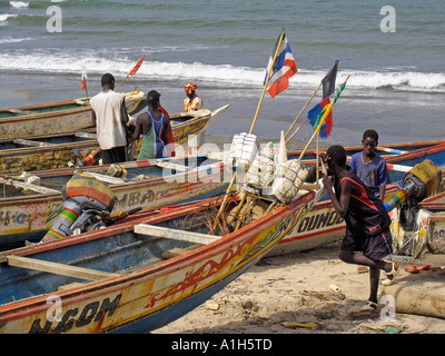 Barche di pescatori sulla spiaggia Bakau Gambia Foto Stock