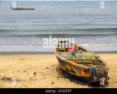 La colorata vecchia barca da pesca sulla spiaggia Bakau Gambia Foto Stock