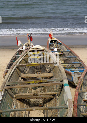 Barche di pescatori sulla spiaggia Bakau Gambia Foto Stock