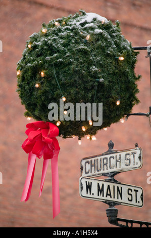 Coperta di neve ghirlanda di Natale all'angolo di Church Street e Main Street Foto Stock