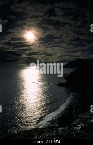 Una vista che mostra il drammatico tramonto sulla fascia costiera nei pressi di arenaria Kingswear Farm Devon Foto Stock