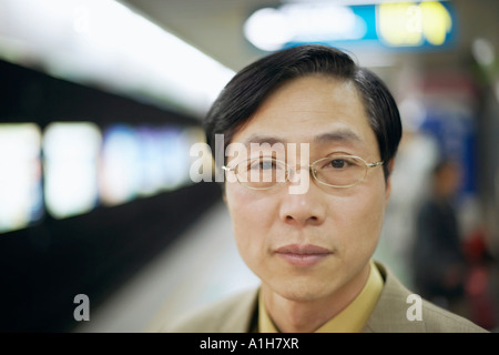 Ritratto di un uomo di affari a una stazione della metropolitana