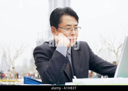 Close-up di un imprenditore con un laptop Foto Stock