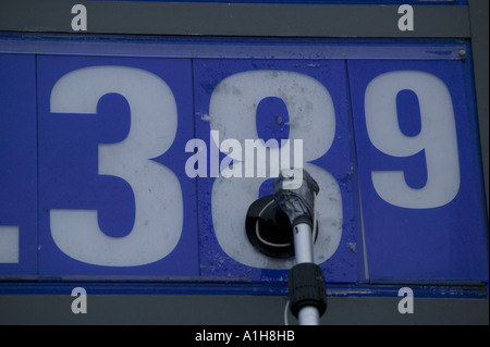 Il prezzo della benzina la benzina è cambiata in corrispondenza di una stazione di riempimento negli Stati Uniti Foto Stock