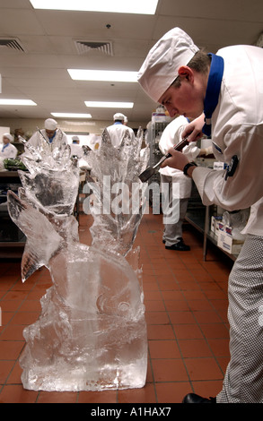 Delizie di apprendimento degli studenti scultura di ghiaccio in una cucina a Johnson and Wales University Foto Stock