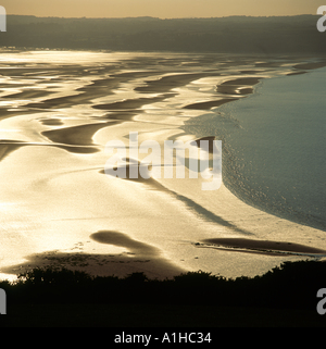 I modelli in sabbia lasciate dalla marea in ritirata in rosso Wharf Bay Anglesey nel Galles Foto Stock