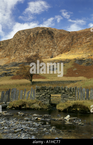 Un Welsh Slate recinto vicino a Gladstone Rock dal percorso Watkin in Galles Snowdonia Foto Stock