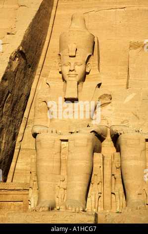 Ramses II statua presso i templi di Abu Simbel Egitto Foto Stock