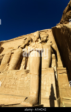 Ramses II statue nei templi di Abu Simbel Egitto Foto Stock