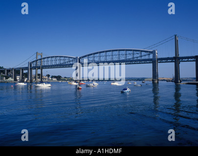 La Tamar road e ponti ferroviari tra Devon e Cornwall Inghilterra REGNO UNITO Foto Stock