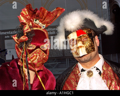 Persona che indossa il costume di carnevale e la maschera di Venezia invernale annuale Febbraio festa di Carnevale Venezia Italia Europa Foto Stock