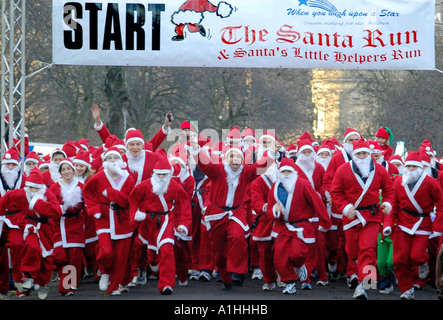 Santa Claus Fun Run,i giardini di Princes Street , Edimburgo, Scozia, Regno Unito Foto Stock