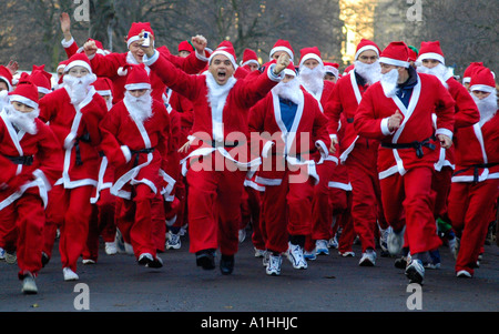 Santa Claus Fun Run,i giardini di Princes Street , Edimburgo, Scozia, Regno Unito Foto Stock