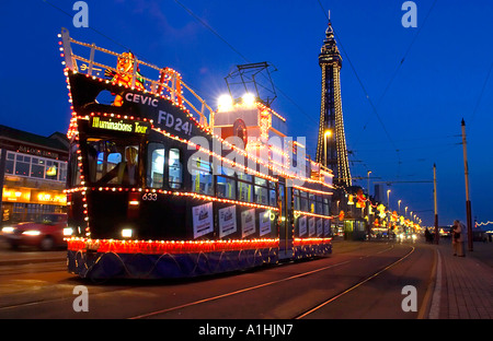 A forma di barca tram sulla spianata di notte Blackpool Inghilterra Regno Unito Foto Stock