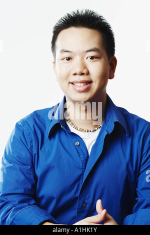 Ritratto di un giovane uomo sorridente Foto Stock