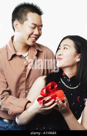 Close-up di una giovane coppia tenendo un dono Foto Stock