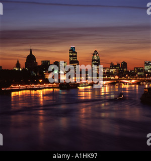 Alba sulla città di Londra con il fiume Tamigi da Waterloo bridge Foto Stock