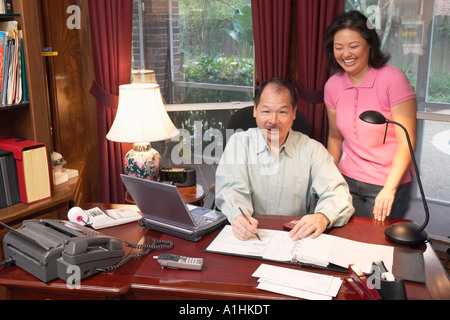 Ritratto di un uomo anziano e una donna matura sorridente Foto Stock