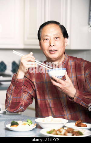 Ritratto di un uomo anziano a mangiare cibo Foto Stock