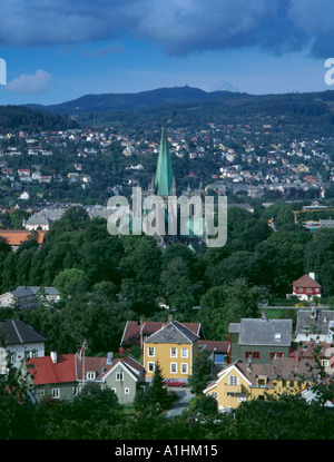Nidarosdomen (la cattedrale Nidaros) e la città di Trondheim da Kristiansten Festning (Fortezza), Trondheim, Sør-Trøndelag, Norvegia. Foto Stock
