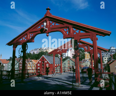 Vista su Gamle Bybrua (Città Vecchia) a ponte al di sopra della Nidelva, centro di Trondheim, Sør-Trøndelag, Norvegia. Foto Stock