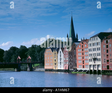 Gamle Bybrua (Ponte della Città Vecchia), vecchi magazzini e guglia di Nidarosdomen, vista su Nidelva, Trondheim, Sør-Trøndelag, Norvegia. Foto Stock