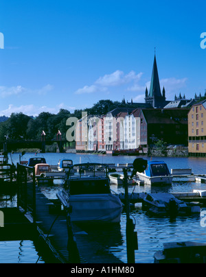 Gamle Bybrua (Ponte della Città Vecchia), vecchi magazzini e guglia di Nidarosdomen, vista su Nidelva, Trondheim, Sør-Trøndelag, Norvegia. Foto Stock