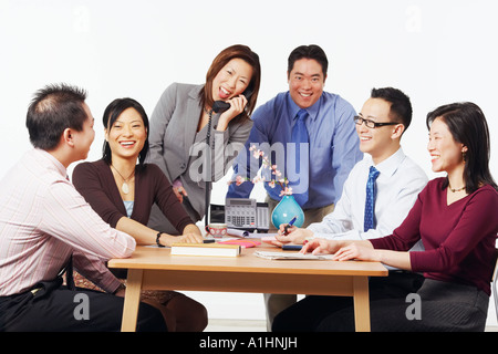 Tre uomini d affari e tre imprenditrici nel corso di una riunione Foto Stock