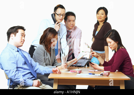 Tre uomini d affari e tre imprenditrici nel corso di una riunione Foto Stock