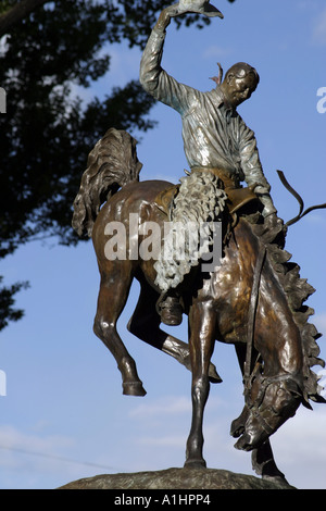 Statua di un cowboy su un buckng bronco sulla sommità della Million Dollar Cowboy Bar in Jackson Hole Wyoming USA Foto Stock