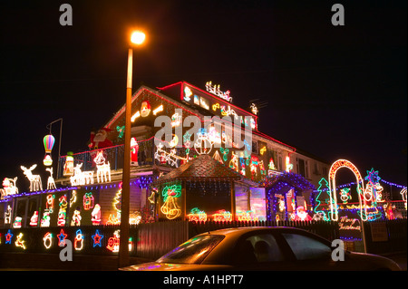 Una casa a Clitheroe, Lancashire adornata con un eccesso di luci e decorazioni natalizie Foto Stock