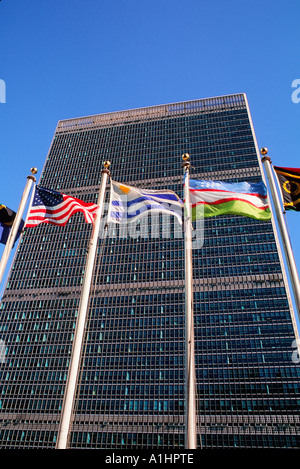 New York City, l'edificio della Segreteria delle Nazioni Unite nel centro di manhattan. Sede delle Nazioni Unite a New York. Vista ad angolo basso. Edificio di riferimento. Foto Stock