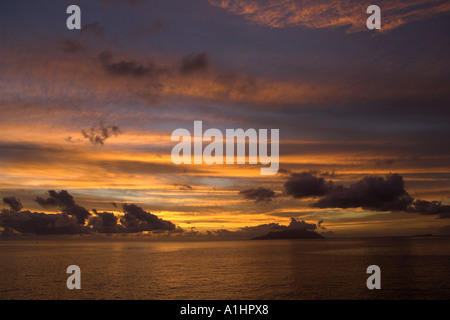 Cieli drammatico sull'isola di Silhouette Seychelles Oceano Indiano Foto Stock