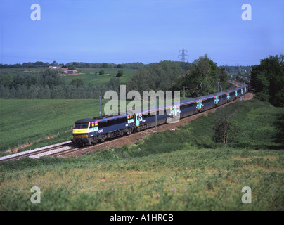 Uno Anglia liveried classe 90 e Mk3 pullman vicino Brantham il 18 maggio 2004. Foto Stock