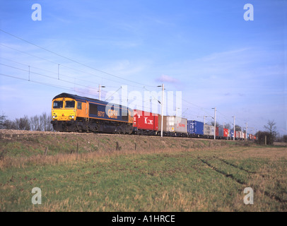 Classe GBRf 66 locomotiva diesel n. 66717 con un trasporto merci intermodale treno vicino Marks Tey Foto Stock
