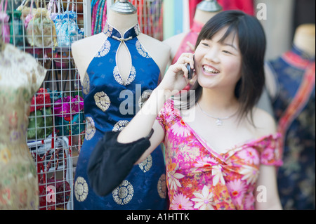 Giovane donna a parlare su un telefono mobile Foto Stock