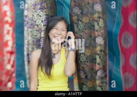 Giovane donna a parlare su un telefono mobile Foto Stock