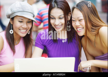 Close-up di tre giovani donne che utilizzano un notebook Foto Stock