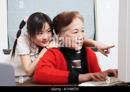 Close-up di una nonna e la nipote utilizzando un computer Foto Stock