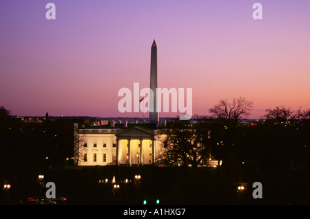 La Casa Bianca di Washington DC e il Monumento a Washington al crepuscolo. Portico nord residenza USA Presidente degli Stati Uniti d'America. Vista ad alto angolo. NOI Foto Stock