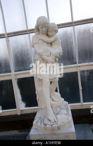 Statue in il recentemente ristrutturato il palazzo di kibble glasshouse al Botanic Gardens Glasgow Scozia Scotland Foto Stock