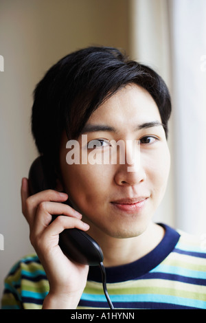 Ritratto di un giovane uomo che parla al telefono Foto Stock