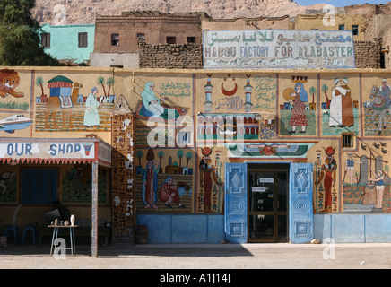 In alabastro del negozio di souvenir nel villaggio di Dra Abu el Naga sulla sponda ovest del Nilo vicino a Luxor, Egitto Foto Stock