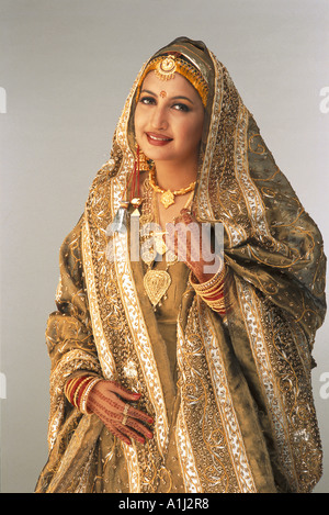 South Asian indiano del Kashmir indù sposa per matrimonio in matrimonio tradizionale abito di seta ricamato in oro saree sari schiave Foto Stock