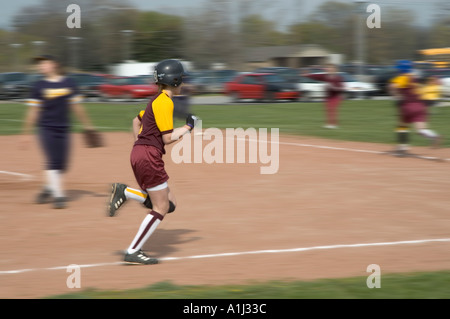 Femmina giocatore di baseball viene eseguito durante una partita di pallavolo Foto Stock